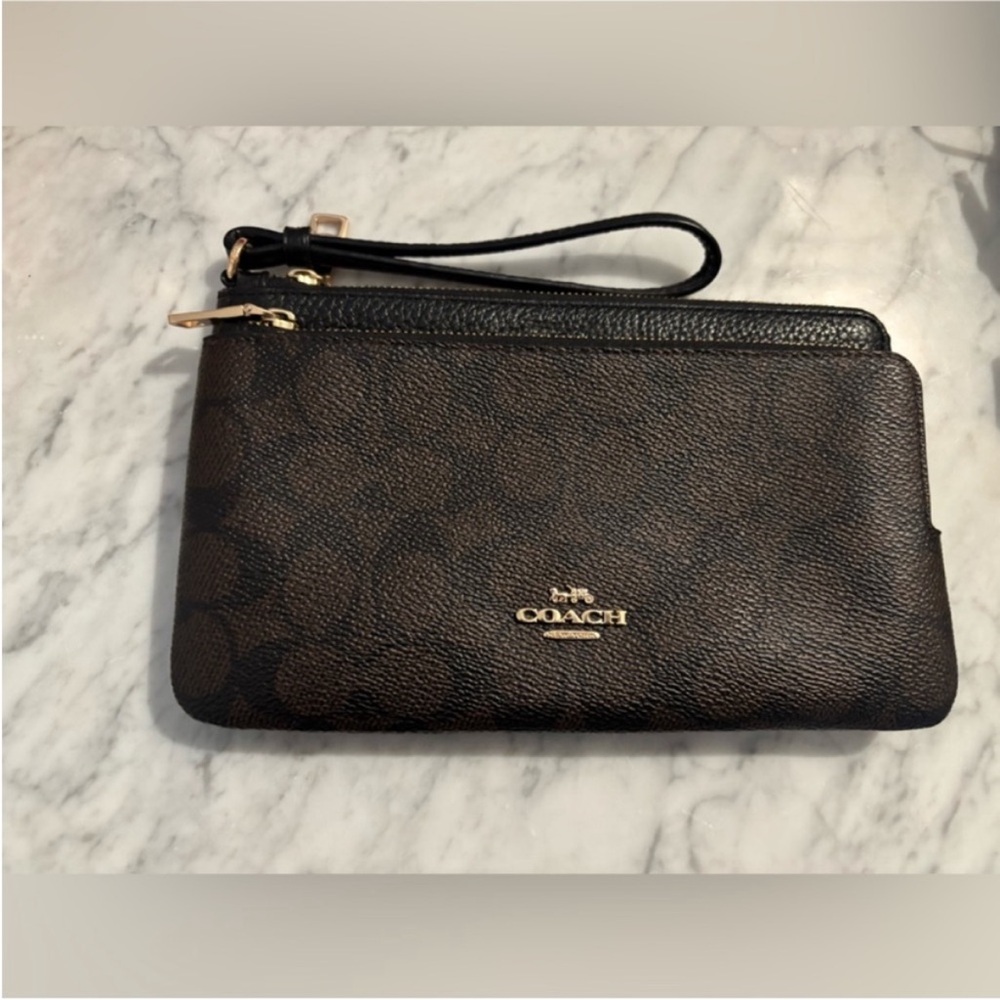 Coach Signature Brown and Black
Wristlet wallet